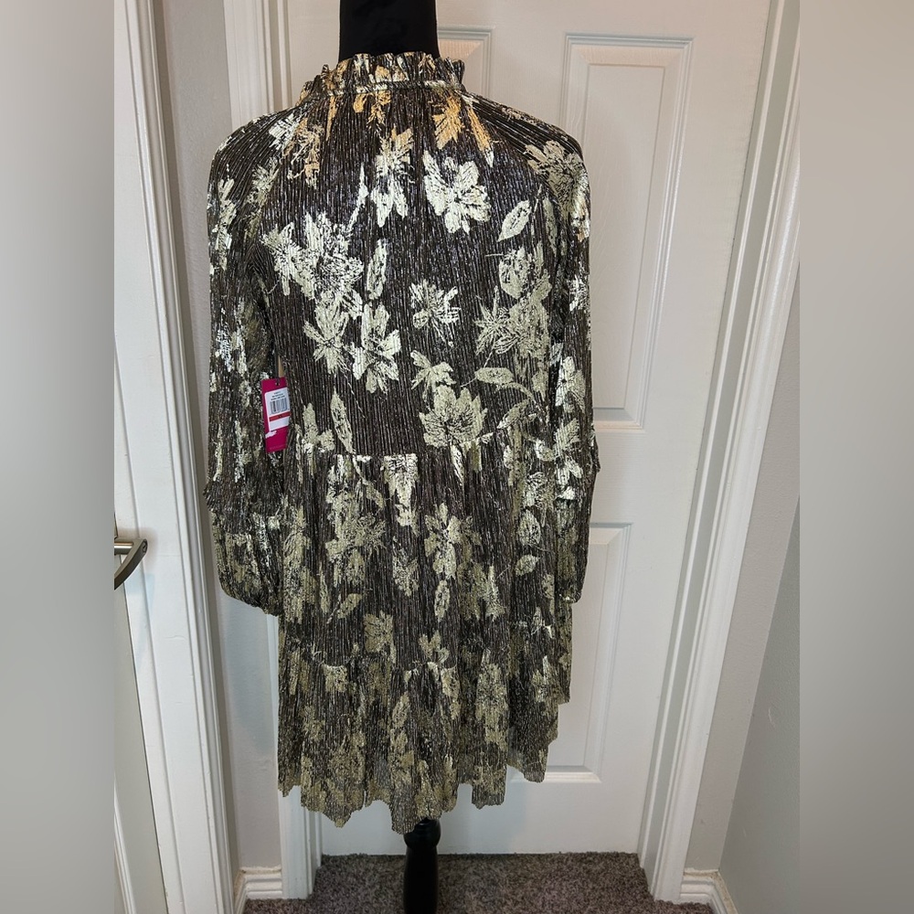 XS, fits up to M Vince Camuto Black Gold Floral Foil Split Neck Ruffle Dress - Picture 5 of 8